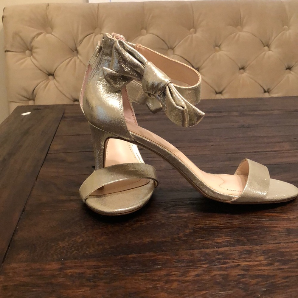 NWOT Kelly and Katie gold bow heels